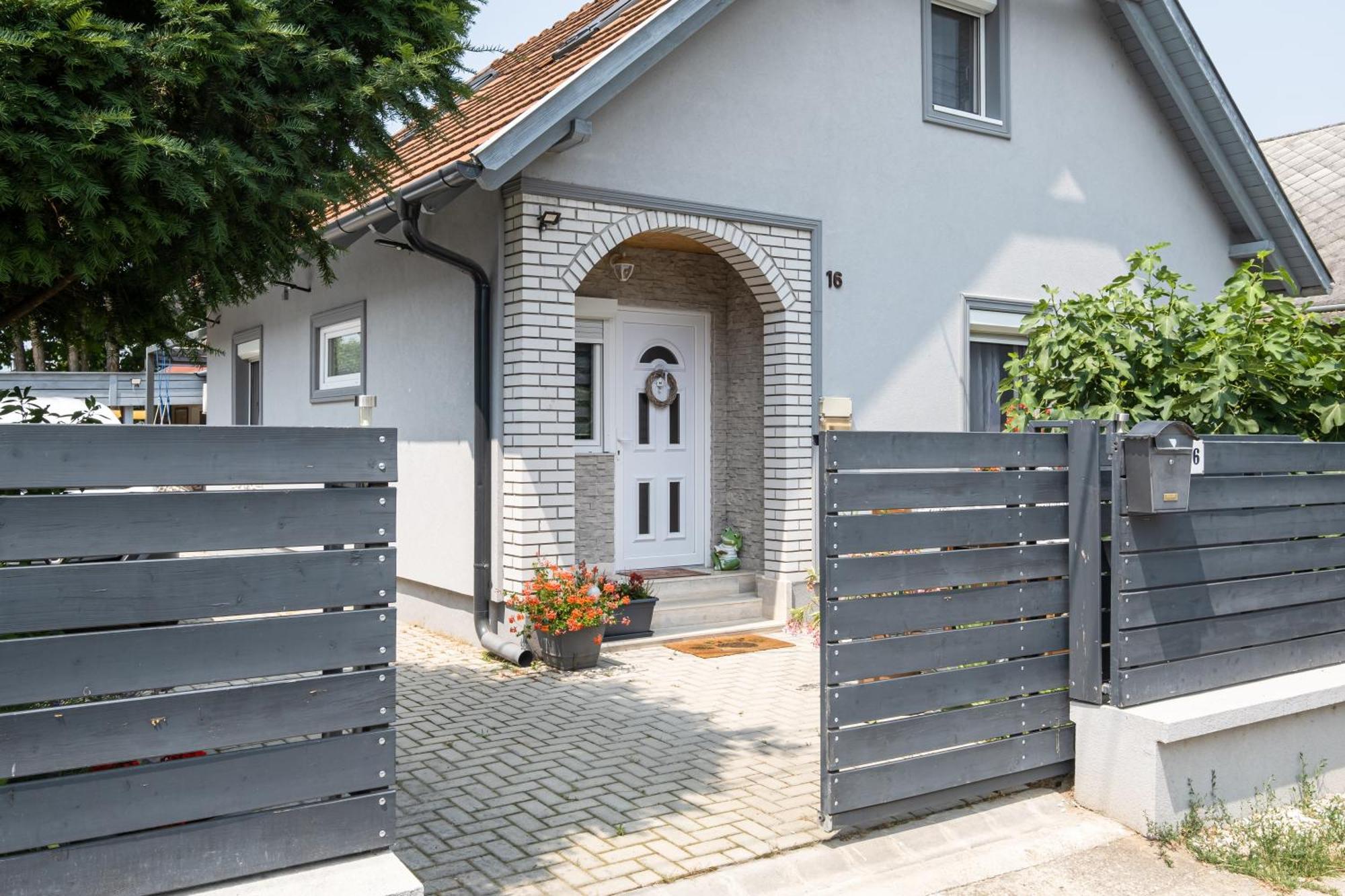 Szuerke Vendeghaz Balatonkenesen Apartment Bagian luar foto